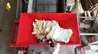海綿撕碎視頻，單軸撕碎機，新貝機械固廢回收設備